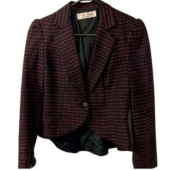 Cute short blazer with an asymmetrical look. Shorter in the front than the back. - Picture 3 of 5